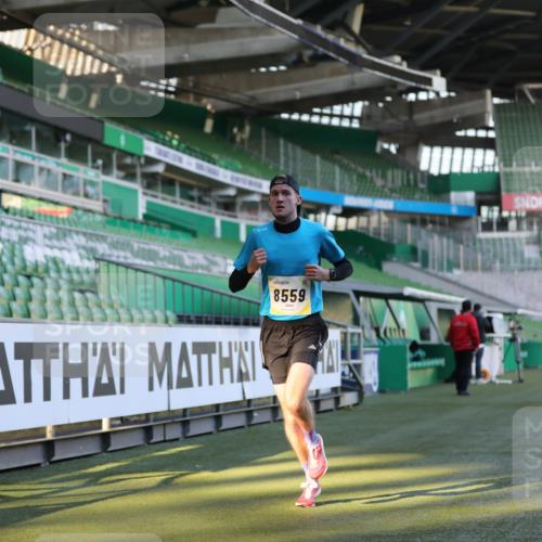 06.10.2024 - 19. swb-Marathon Bremen Yannick Fuchs http://msf.ph/oto/7374885 06.10.2024 10:16:30 Laufen im Stadion 7498, 8559 meine-sportfotos.de