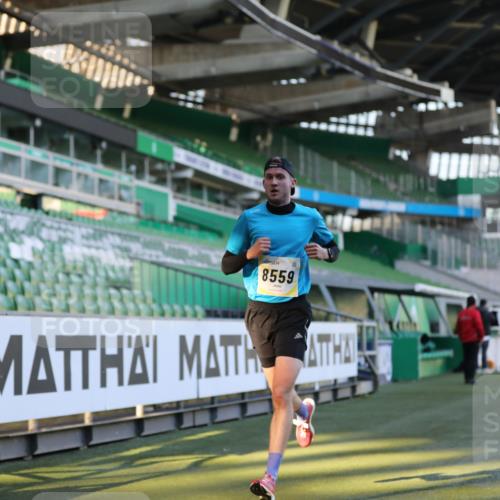 06.10.2024 - 19. swb-Marathon Bremen Yannick Fuchs http://msf.ph/oto/7374897 06.10.2024 10:16:30 Laufen im Stadion 7498, 8559 meine-sportfotos.de