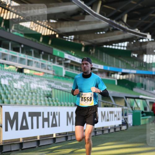 06.10.2024 - 19. swb-Marathon Bremen Yannick Fuchs http://msf.ph/oto/7374904 06.10.2024 10:16:30 Laufen im Stadion 7498, 8559 meine-sportfotos.de
