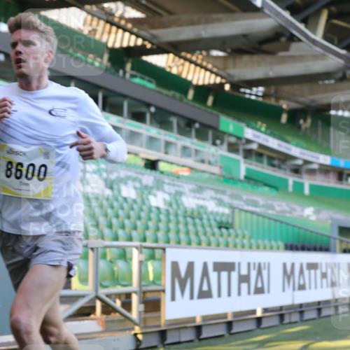 06.10.2024 - 19. swb-Marathon Bremen Yannick Fuchs http://msf.ph/oto/7375263 06.10.2024 10:16:45 Laufen im Stadion 44, 51, 7498, 8080, 8211, 8559, 8600 meine-sportfotos.de