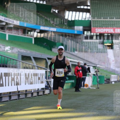 06.10.2024 - 19. swb-Marathon Bremen Yannick Fuchs http://msf.ph/oto/7375323 06.10.2024 10:16:47 Laufen im Stadion 44, 51, 7498, 8080, 8211, 8559, 8600 meine-sportfotos.de