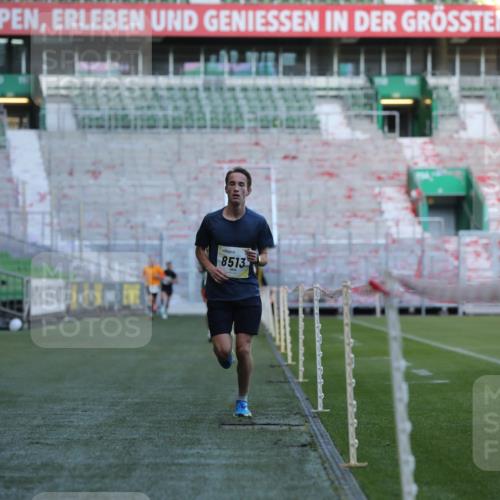 06.10.2024 - 19. swb-Marathon Bremen Yannick Fuchs http://msf.ph/oto/7376370 06.10.2024 10:18:04 Laufen im Stadion 8371, 8500, 8513, 8780, 8846, 9039, 9063 meine-sportfotos.de