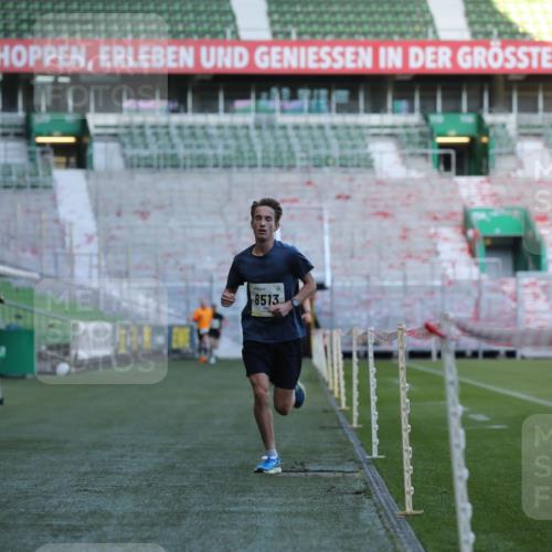 06.10.2024 - 19. swb-Marathon Bremen Yannick Fuchs http://msf.ph/oto/7376380 06.10.2024 10:18:04 Laufen im Stadion 8371, 8500, 8513, 8780, 8846, 9039, 9063 meine-sportfotos.de