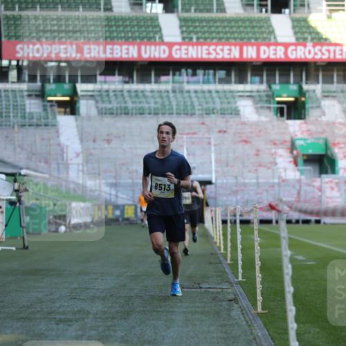 06.10.2024 - 19. swb-Marathon Bremen Yannick Fuchs http://msf.ph/oto/7376391 06.10.2024 10:18:05 Laufen im Stadion 8371, 8513, 8780, 8846, 9063 meine-sportfotos.de