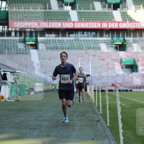 06.10.2024 - 19. swb-Marathon Bremen Yannick Fuchs http://msf.ph/oto/7376402 06.10.2024 10:18:05 Laufen im Stadion 8371, 8513, 8780, 8846, 9063 meine-sportfotos.de
