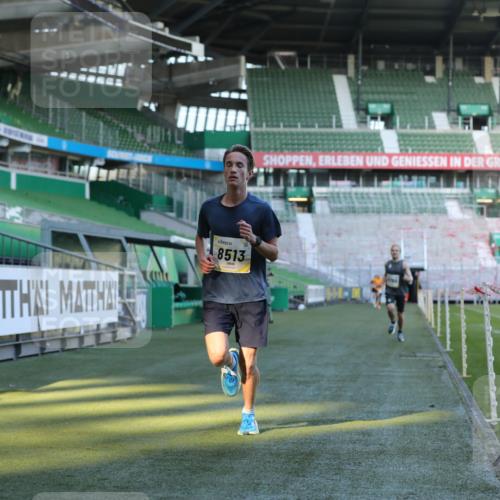 06.10.2024 - 19. swb-Marathon Bremen Yannick Fuchs http://msf.ph/oto/7376495 06.10.2024 10:18:06 Laufen im Stadion 8371, 8513, 8753, 8780, 8846, 9063 meine-sportfotos.de