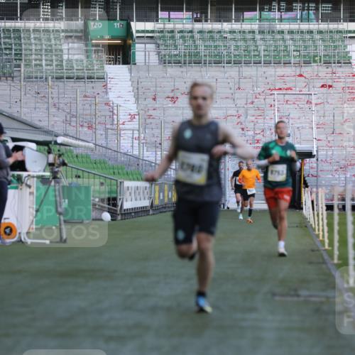06.10.2024 - 19. swb-Marathon Bremen Yannick Fuchs http://msf.ph/oto/7376548 06.10.2024 10:18:09 Laufen im Stadion 8371, 8513, 8753, 8780, 8846, 9063 meine-sportfotos.de