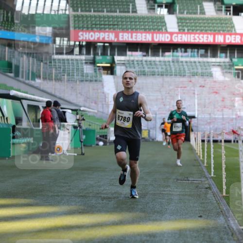 06.10.2024 - 19. swb-Marathon Bremen Yannick Fuchs http://msf.ph/oto/7376582 06.10.2024 10:18:09 Laufen im Stadion 8371, 8513, 8753, 8780, 8846, 9063 meine-sportfotos.de