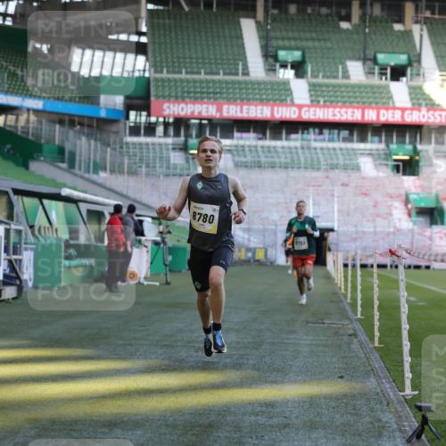 06.10.2024 - 19. swb-Marathon Bremen Yannick Fuchs http://msf.ph/oto/7376596 06.10.2024 10:18:10 Laufen im Stadion 8371, 8513, 8753, 8780, 8846, 9063 meine-sportfotos.de
