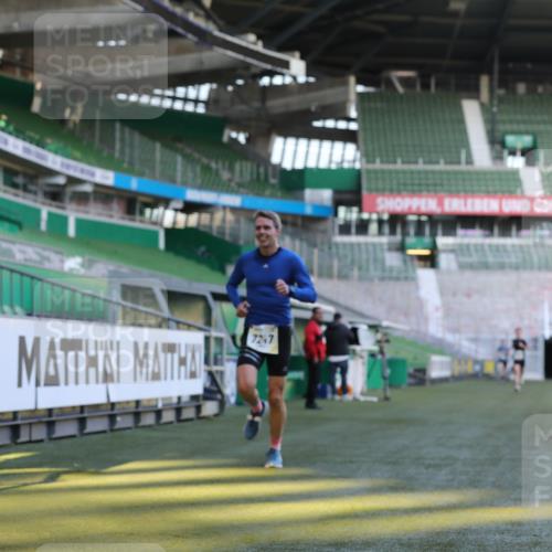 06.10.2024 - 19. swb-Marathon Bremen Yannick Fuchs http://msf.ph/oto/7377152 06.10.2024 10:18:36 Laufen im Stadion 7247, 8300, 8513, 8647, 8753, 8780, 9063 meine-sportfotos.de