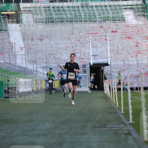06.10.2024 - 19. swb-Marathon Bremen Yannick Fuchs http://msf.ph/oto/7377229 06.10.2024 10:18:39 Laufen im Stadion 7247, 7838, 8300, 8513, 8647, 8753, 8780, 9063 meine-sportfotos.de