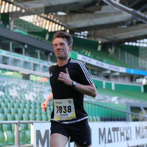 06.10.2024 - 19. swb-Marathon Bremen Yannick Fuchs http://msf.ph/oto/7377255 06.10.2024 10:18:48 Laufen im Stadion 7247, 7838, 8300, 8647, 8664, 8753 meine-sportfotos.de