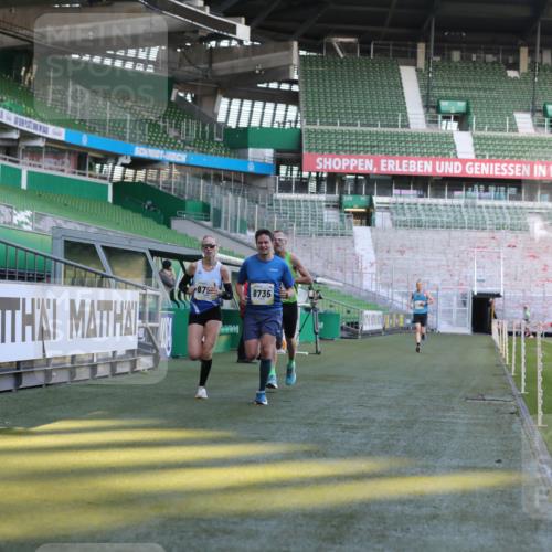 06.10.2024 - 19. swb-Marathon Bremen Yannick Fuchs http://msf.ph/oto/7377565 06.10.2024 10:18:59 Laufen im Stadion 7190, 7247, 7838, 8300, 8543, 8647, 8664, 8735, 8750 meine-sportfotos.de