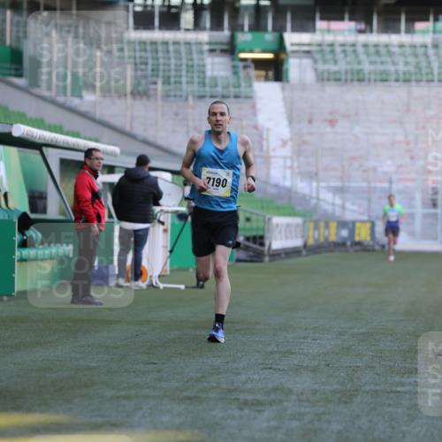 06.10.2024 - 19. swb-Marathon Bremen Yannick Fuchs http://msf.ph/oto/7377861 06.10.2024 10:19:05 Laufen im Stadion 7190, 7247, 7838, 8543, 8664, 8735, 8750 meine-sportfotos.de