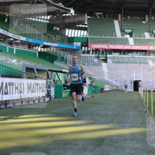 06.10.2024 - 19. swb-Marathon Bremen Yannick Fuchs http://msf.ph/oto/7377940 06.10.2024 10:19:07 Laufen im Stadion 7190, 7247, 7838, 8543, 8664, 8735, 8750 meine-sportfotos.de