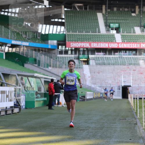 06.10.2024 - 19. swb-Marathon Bremen Yannick Fuchs http://msf.ph/oto/7378080 06.10.2024 10:19:19 Laufen im Stadion 7190, 7838, 8139, 8543, 8664, 8735, 8750 meine-sportfotos.de