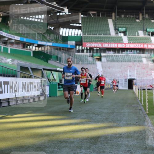 06.10.2024 - 19. swb-Marathon Bremen Yannick Fuchs http://msf.ph/oto/7378873 06.10.2024 10:19:40 Laufen im Stadion 7190, 8139, 8423, 8442, 8531, 8577, 8655, 8788, 8938 meine-sportfotos.de