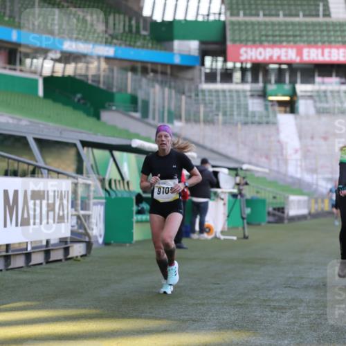 06.10.2024 - 19. swb-Marathon Bremen Yannick Fuchs http://msf.ph/oto/7379838 06.10.2024 10:20:41 Laufen im Stadion 8955, 9105 meine-sportfotos.de