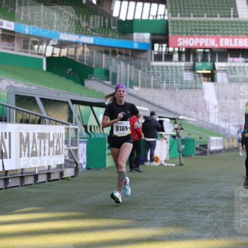 06.10.2024 - 19. swb-Marathon Bremen Yannick Fuchs http://msf.ph/oto/7379852 06.10.2024 10:20:41 Laufen im Stadion 8955, 9105 meine-sportfotos.de