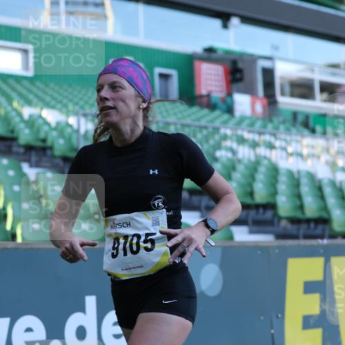 06.10.2024 - 19. swb-Marathon Bremen Yannick Fuchs http://msf.ph/oto/7380007 06.10.2024 10:20:45 Laufen im Stadion 7719, 8657, 8825, 8955, 9105 meine-sportfotos.de