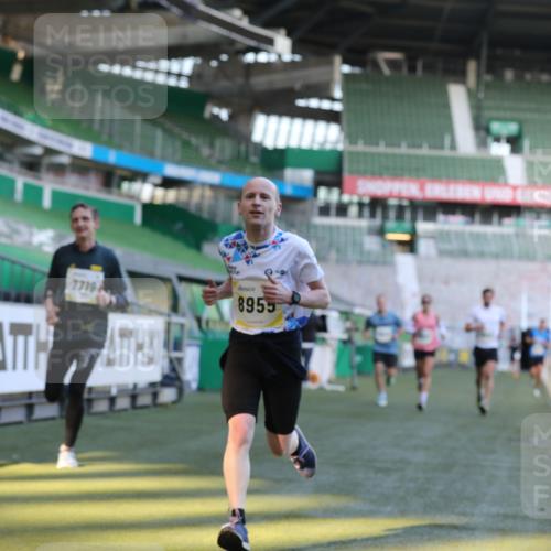 06.10.2024 - 19. swb-Marathon Bremen Yannick Fuchs http://msf.ph/oto/7380087 06.10.2024 10:20:50 Laufen im Stadion 7719, 8397, 8657, 8825, 8948, 8955, 9105 meine-sportfotos.de