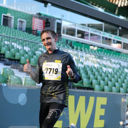 06.10.2024 - 19. swb-Marathon Bremen Yannick Fuchs http://msf.ph/oto/7380138 06.10.2024 10:20:52 Laufen im Stadion 7719, 8397, 8657, 8825, 8948, 8955, 9105 meine-sportfotos.de