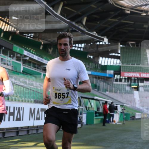 06.10.2024 - 19. swb-Marathon Bremen Yannick Fuchs http://msf.ph/oto/7380307 06.10.2024 10:20:56 Laufen im Stadion 7230, 7719, 8397, 8657, 8825, 8937, 8948, 8955, 9105 meine-sportfotos.de