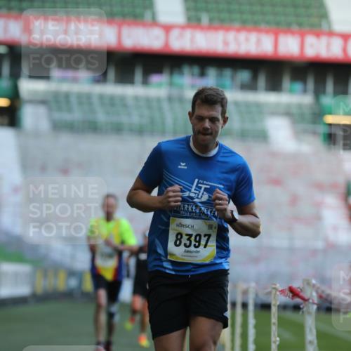 06.10.2024 - 19. swb-Marathon Bremen Yannick Fuchs http://msf.ph/oto/7380405 06.10.2024 10:20:58 Laufen im Stadion 7230, 7719, 8093, 8397, 8657, 8825, 8937, 8948, 8955, 9105 meine-sportfotos.de