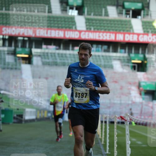 06.10.2024 - 19. swb-Marathon Bremen Yannick Fuchs http://msf.ph/oto/7380429 06.10.2024 10:20:59 Laufen im Stadion 7230, 7719, 8093, 8397, 8657, 8825, 8937, 8948, 8955, 9105 meine-sportfotos.de