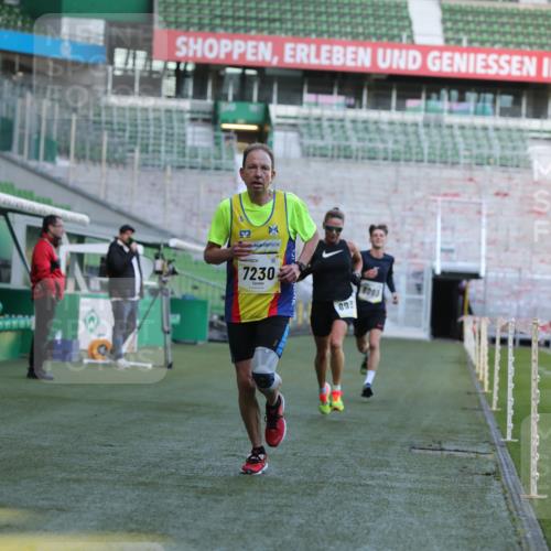 06.10.2024 - 19. swb-Marathon Bremen Yannick Fuchs http://msf.ph/oto/7380629 06.10.2024 10:21:02 Laufen im Stadion 7230, 7719, 8093, 8397, 8657, 8825, 8937, 8948, 8955, 9105 meine-sportfotos.de