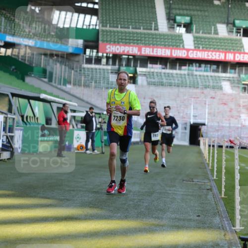 06.10.2024 - 19. swb-Marathon Bremen Yannick Fuchs http://msf.ph/oto/7380654 06.10.2024 10:21:02 Laufen im Stadion 7230, 7719, 8093, 8397, 8657, 8825, 8937, 8948, 8955, 9105 meine-sportfotos.de