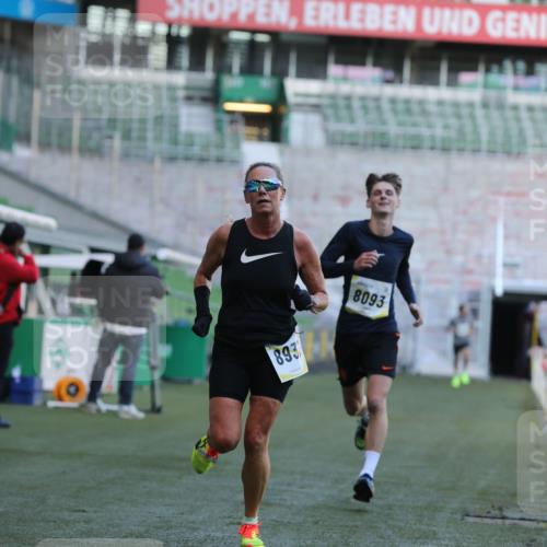 06.10.2024 - 19. swb-Marathon Bremen Yannick Fuchs http://msf.ph/oto/7380712 06.10.2024 10:21:04 Laufen im Stadion 7230, 7719, 8093, 8397, 8657, 8825, 8937, 8948, 8955, 9105 meine-sportfotos.de
