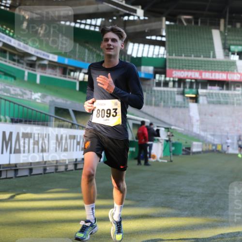 06.10.2024 - 19. swb-Marathon Bremen Yannick Fuchs http://msf.ph/oto/7380932 06.10.2024 10:21:07 Laufen im Stadion 7230, 7719, 8093, 8397, 8657, 8825, 8937, 8948, 8955, 9105 meine-sportfotos.de