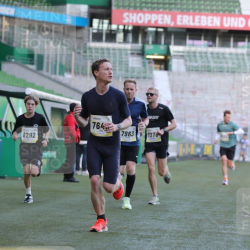 06.10.2024 - 19. swb-Marathon Bremen Yannick Fuchs http://msf.ph/oto/7381456 06.10.2024 10:21:41 Laufen im Stadion 7019, 7376, 7646, 7839, 7963, 8093, 8292, 8583, 8602, 8631, 8792, 8797 meine-sportfotos.de