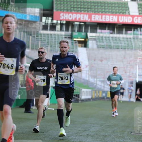 06.10.2024 - 19. swb-Marathon Bremen Yannick Fuchs http://msf.ph/oto/7381471 06.10.2024 10:21:42 Laufen im Stadion 7019, 7376, 7646, 7839, 7963, 8093, 8292, 8583, 8602, 8631, 8792, 8797 meine-sportfotos.de
