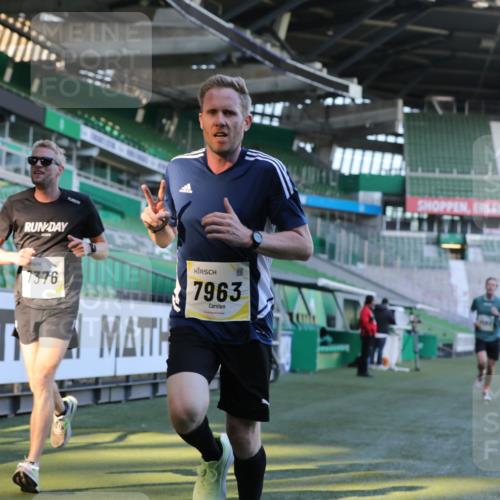 06.10.2024 - 19. swb-Marathon Bremen Yannick Fuchs http://msf.ph/oto/7381550 06.10.2024 10:21:44 Laufen im Stadion 7019, 7376, 7646, 7839, 7963, 8292, 8583, 8602, 8631, 8792, 8797 meine-sportfotos.de