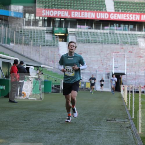 06.10.2024 - 19. swb-Marathon Bremen Yannick Fuchs http://msf.ph/oto/7381562 06.10.2024 10:21:46 Laufen im Stadion 7019, 7376, 7646, 7839, 7963, 8292, 8583, 8602, 8631, 8792, 8797 meine-sportfotos.de