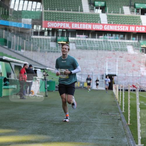 06.10.2024 - 19. swb-Marathon Bremen Yannick Fuchs http://msf.ph/oto/7381606 06.10.2024 10:21:46 Laufen im Stadion 7019, 7376, 7646, 7839, 7963, 8292, 8583, 8602, 8631, 8792, 8797 meine-sportfotos.de