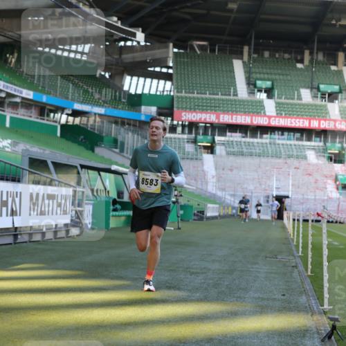 06.10.2024 - 19. swb-Marathon Bremen Yannick Fuchs http://msf.ph/oto/7381704 06.10.2024 10:21:47 Laufen im Stadion 7019, 7376, 7646, 7839, 7963, 8292, 8583, 8602, 8631, 8792, 8797 meine-sportfotos.de
