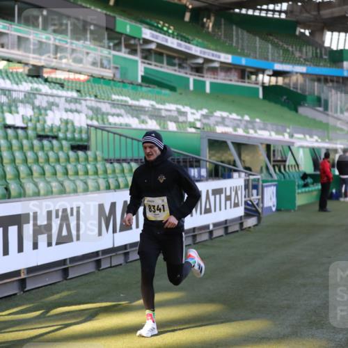 06.10.2024 - 19. swb-Marathon Bremen Yannick Fuchs http://msf.ph/oto/7382510 06.10.2024 10:22:51 Laufen im Stadion 7105, 7157, 7649, 7993, 8275, 8341, 8466, 9033, 9036, 9087, 9122 meine-sportfotos.de