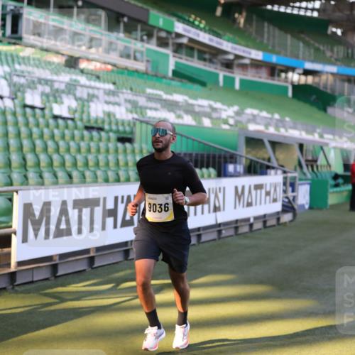 06.10.2024 - 19. swb-Marathon Bremen Yannick Fuchs http://msf.ph/oto/7382597 06.10.2024 10:22:56 Laufen im Stadion 7105, 7649, 7993, 8275, 8341, 8466, 9033, 9036, 9087, 9122 meine-sportfotos.de