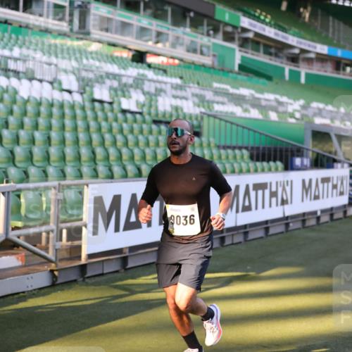 06.10.2024 - 19. swb-Marathon Bremen Yannick Fuchs http://msf.ph/oto/7382612 06.10.2024 10:22:56 Laufen im Stadion 7105, 7649, 7993, 8275, 8341, 8466, 9033, 9036, 9087, 9122 meine-sportfotos.de