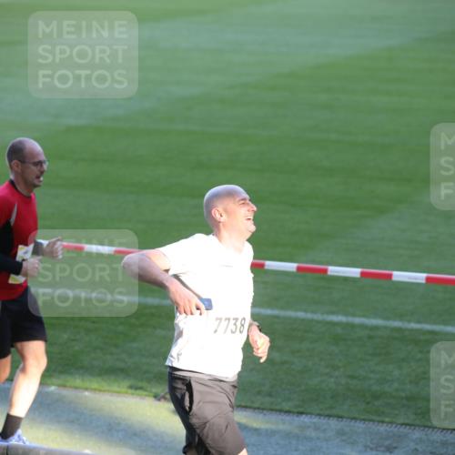 06.10.2024 - 19. swb-Marathon Bremen Yannick Fuchs http://msf.ph/oto/7383057 06.10.2024 10:24:05 Laufen im Stadion 7081, 7128, 7196, 7283, 7523, 7579, 7584, 7738, 7743, 7964, 8000, 8060, 8095, 8180, 8331, 8383, 8390, 8441, 8444, 8446, 8544, 8571, 8642, 8656, 8831, 8974, 8992, 9026, 9052, 9082 meine-sportfotos.de