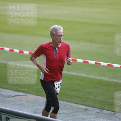 06.10.2024 - 19. swb-Marathon Bremen Yannick Fuchs http://msf.ph/oto/7383084 06.10.2024 10:24:07 Laufen im Stadion 7081, 7128, 7196, 7283, 7523, 7536, 7579, 7584, 7738, 7743, 7964, 8000, 8060, 8095, 8180, 8331, 8383, 8390, 8441, 8444, 8446, 8544, 8571, 8642, 8656, 8831, 8974, 8992, 9026, 9052, 9082 meine-sportfotos.de