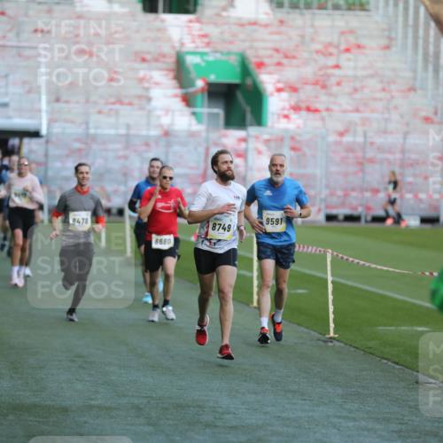 06.10.2024 - 19. swb-Marathon Bremen Yannick Fuchs http://msf.ph/oto/7384131 06.10.2024 10:25:08 Laufen im Stadion 7197, 7259, 7260, 7363, 7571, 7648, 7650, 7756, 8209, 8226, 8228, 8310, 8311, 8313, 8329, 8412, 8445, 8454, 8478, 8517, 8666, 8680, 8749, 8796, 8939, 8962, 8975 meine-sportfotos.de