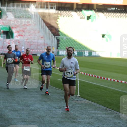 06.10.2024 - 19. swb-Marathon Bremen Yannick Fuchs http://msf.ph/oto/7384307 06.10.2024 10:25:12 Laufen im Stadion 7197, 7259, 7260, 7363, 7571, 7648, 7650, 7756, 7906, 8209, 8228, 8310, 8311, 8313, 8329, 8412, 8445, 8478, 8517, 8666, 8671, 8672, 8680, 8749, 8796, 8939, 8962, 8975 meine-sportfotos.de