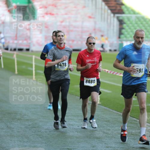 06.10.2024 - 19. swb-Marathon Bremen Yannick Fuchs http://msf.ph/oto/7384326 06.10.2024 10:25:13 Laufen im Stadion 7197, 7259, 7260, 7363, 7571, 7648, 7650, 7756, 7826, 7906, 8209, 8228, 8310, 8311, 8313, 8329, 8412, 8445, 8478, 8517, 8666, 8671, 8672, 8680, 8749, 8796, 8812, 8939, 8962, 8975 meine-sportfotos.de