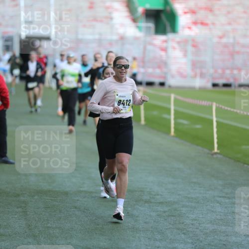 06.10.2024 - 19. swb-Marathon Bremen Yannick Fuchs http://msf.ph/oto/7384391 06.10.2024 10:25:15 Laufen im Stadion 7197, 7260, 7363, 7571, 7650, 7756, 7826, 7906, 8209, 8228, 8242, 8310, 8311, 8412, 8445, 8478, 8517, 8666, 8671, 8672, 8680, 8749, 8806, 8812, 8939, 8962, 8975 meine-sportfotos.de