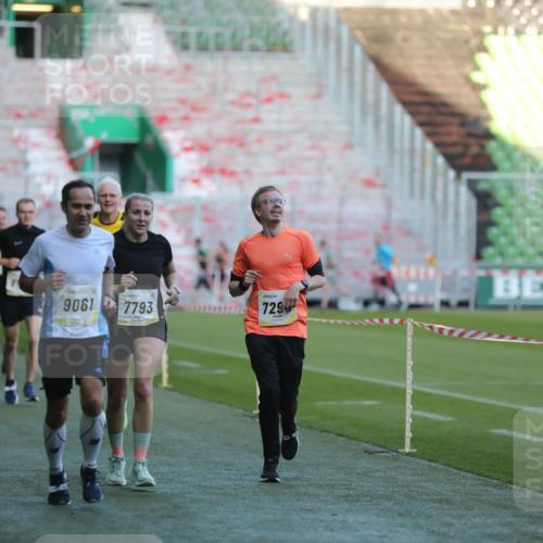 06.10.2024 - 19. swb-Marathon Bremen Yannick Fuchs http://msf.ph/oto/7385666 06.10.2024 10:25:46 Laufen im Stadion 7141, 7260, 7294, 7429, 7433, 7496, 7548, 7793, 7826, 7906, 8177, 8228, 8242, 8301, 8412, 8478, 8481, 8492, 8497, 8659, 8666, 8671, 8672, 8680, 8713, 8715, 8749, 8775, 8806, 8812, 8905, 8975, 9061 meine-sportfotos.de