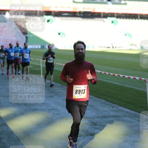06.10.2024 - 19. swb-Marathon Bremen Yannick Fuchs http://msf.ph/oto/7386557 06.10.2024 10:26:14 Laufen im Stadion 7045, 7141, 7294, 7327, 7403, 7414, 7429, 7433, 7485, 7508, 7548, 7771, 7793, 7874, 7978, 8075, 8177, 8192, 8301, 8321, 8376, 8426, 8481, 8492, 8555, 8601, 8659, 8733, 8775, 8793, 8814, 8913, 8970, 8973, 8996, 8997, 9000, 9034, 9051, 9054, 9061, 9084 meine-sportfotos.de
